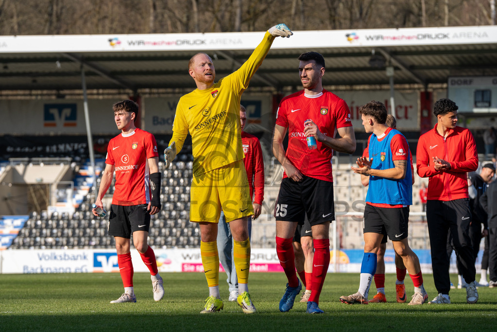 SG Sonnenhof Großaspach vs. KSV Hessen Kassel, Fussball, Regionalliga Südwest, 23. Spieltag, Saison 2025/2026, 07.03.2026 | Maximilian Reule (SG Sonnenhof Großaspach, #01) und Arbnor Nuraj (SG Sonnenhof Großaspach, #25),SG Sonnenhof Großaspach vs. KSV Hessen Kassel, Fussball, Regionalliga Südwest, 23. Spieltag, Saison 2025/2026, 07.03.2026Foto: photosbyphips/Philip Ziegler