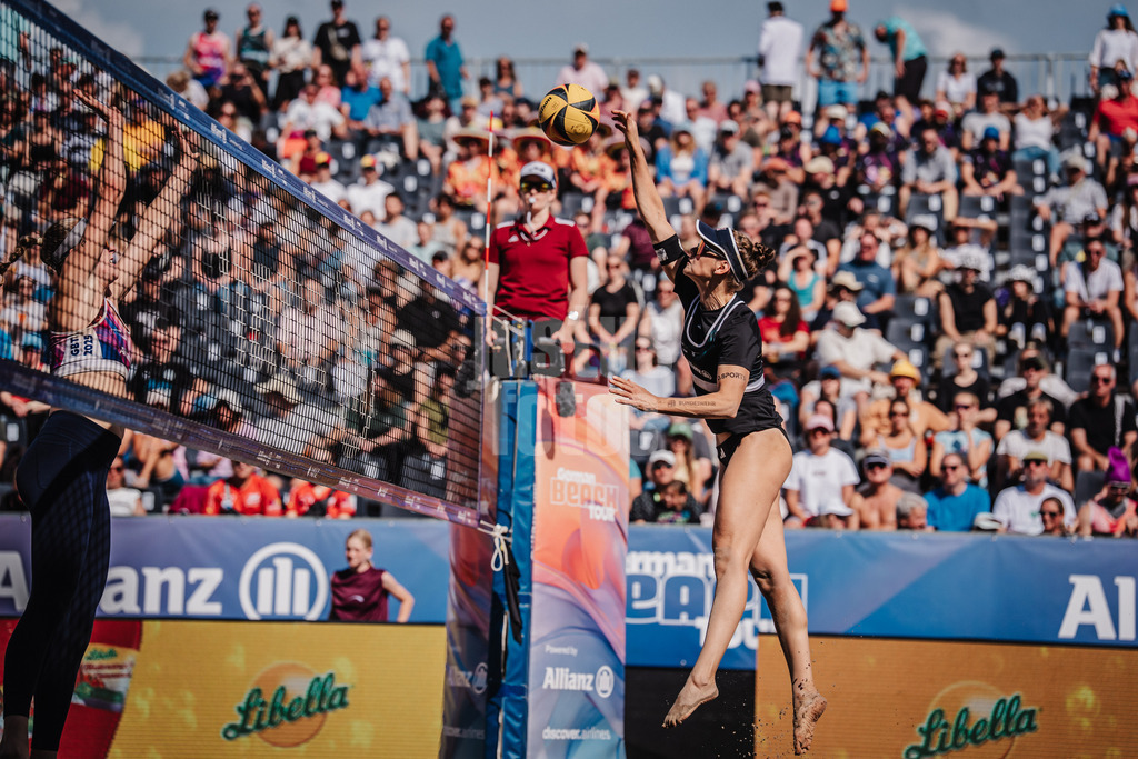 Beachvolleyball | Frauen | Deutsche Meisterschaften 2025 Timmendorfer Strand | 05.09.2025 | Cinja Tillmann beim Angriff