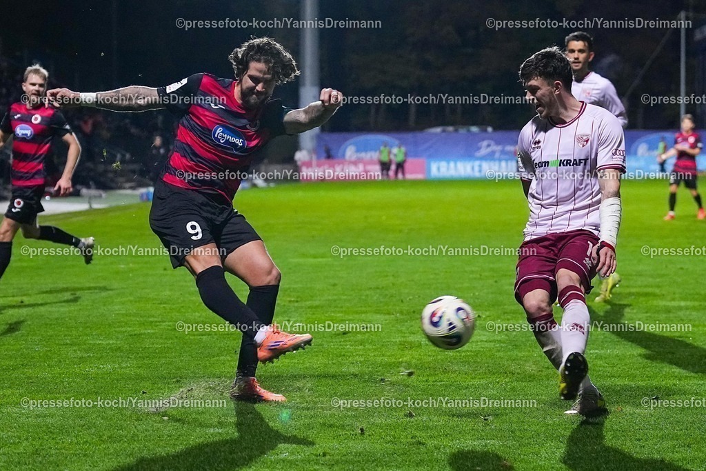 xYDR31102501115 | 31.10.2025, xydrx, Fußball, 3.Liga, FC Viktoria Köln - FC Ingolstadt 04, Saison 2025 2026, Sportpark Höhenberg: Lex-Tyger Lobinger (FC Viktoria Köln #9) im Zweikampf gegen Linus Rosenloecher (FC Ingolstadt #19)   DFB regulations prohibit any use of photographs as image sequences and or quasi-video.