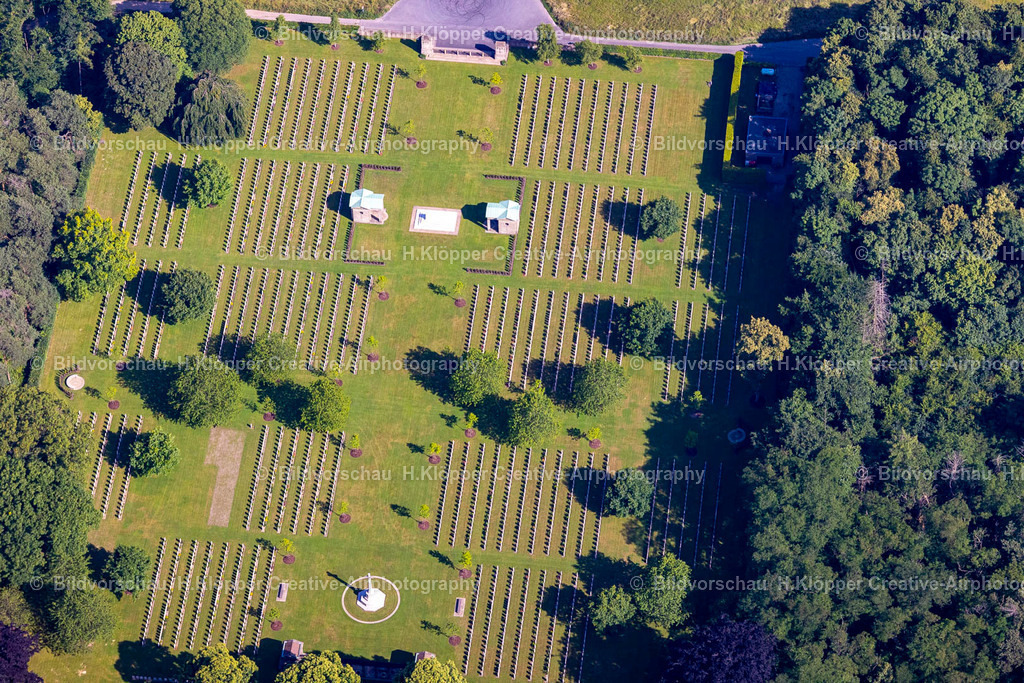 Luftbild Kamp-Lintfort-4775 | Luftbildfotografie Grabreihen auf dem Gelände des Friedhofes " Britischer Ehrenfriedhof " mit dem Denkmal " Rheinberg War Cemetery " an der Straße Am Englischen Friedhof im Ortsteil Niersenbruch in Kamp-Lintfort im Ruhrgebiet im Bundesland Nordrhein-Westfalen, Deutschland - Realisiert mit Pictrs.com