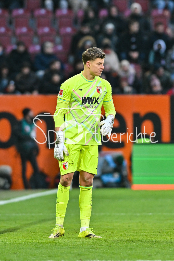 FC Augsburg - 1. FC Heidenheim | AUGSBURG, GERMANY - 15. FEBRUARY: im Bild Finn DAHMEN (FC Augsburg 1) / Einzelfoto / Freisteller während dem Bundesligamatch zwischen dem FC Augsburg und dem 1. FC Heidenheim am 22. Spieltag in der WWK-Arena / DFL REGULATIONS PROHIBIT ANY USE OF PHOTOGRAPHS AS IMAGE SEQUENCES AND/OR QUASI-VIDEO