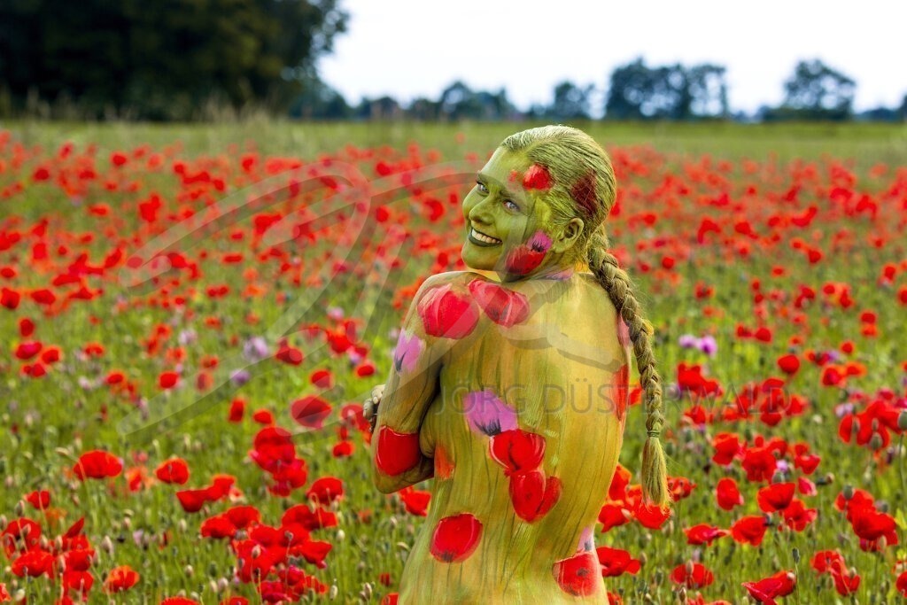 NatureArt-ROTMOHN_2033a | Freude im Mohnfeld | #006 | Modell: Tatjana Heinz | Foto: Andreas P. - Realisiert mit Pictrs.com