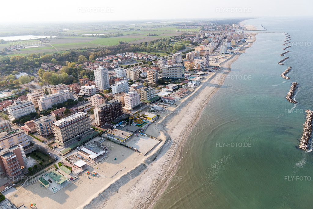Luftbild: Ortsansicht in Lido DI Savio im Bundesland Emilia-Romagna in Italien. Foto: IMG_098474.jpg vom 05.04.2017 durch Werner Riehm/FLY-FOTO.de