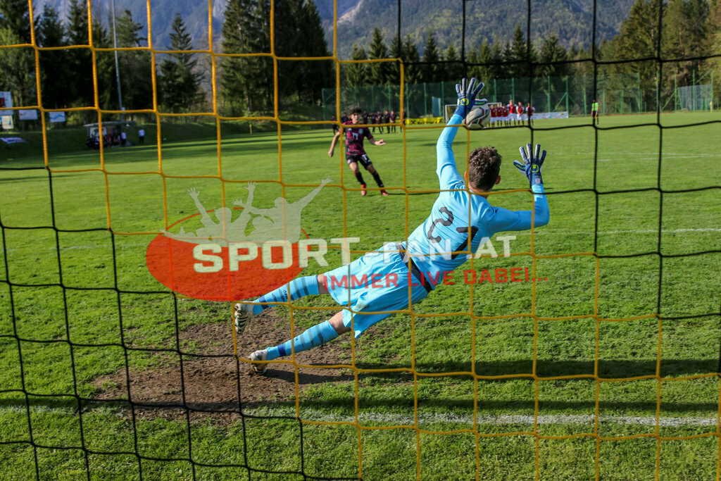 AUSTRIA U15 - MEXICO U15 | James Artega (Mexico #19) CHRISTIAN ZAWIESCHITZKY (Austria #21) ; AUSTRIA U15 - MEXICO U15 am 29.04.2022 in Arnoldstein
(Sportplatz), AUSTRIA, (Photo by Ernst Krawagner sport-fan.at) - Realisiert mit Pictrs.com