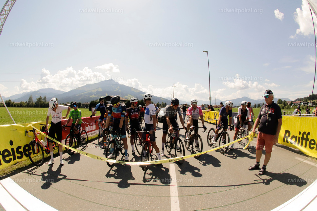 592_20230817_Bewerb_Maenner_Muehlanger | AUT - OESTERREICH, 2023-08-16: SPORT RENNRAD-FAHREN - 55. INTERNATIONALER RADWELTPOKAL IN ST. JOHANN IN TIROL  - Vintage-Radrennen mit WM-Bronze-Medaillen-Siegerin Christina Schweinberger, den Teilnehmer und Alexander Baumann (vom Orginastions-Team) - TAG 2 BEWERB MAENNER IN SECHS GRUPPEN  ; Foto: Roland Muehlanger