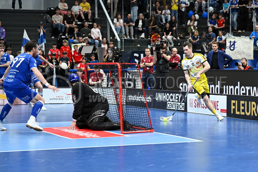 Zug United - HC Rychenberg - 25. April 2026 | Claudio Mutter (#13 HC Rychenberg Winterthur) hinter dem Tor von Nils Schälin (#62 Zug United) am L-UPL Superfinal-Spiel zwischen Zug United und HC Rychenberg am 25. April 2026 in der BCF Arena, Fribourg, Schweiz.Bild: Sportfotografie Markus Aeschimann | www.markus-aeschimann.ch - Realisiert mit Pictrs.com