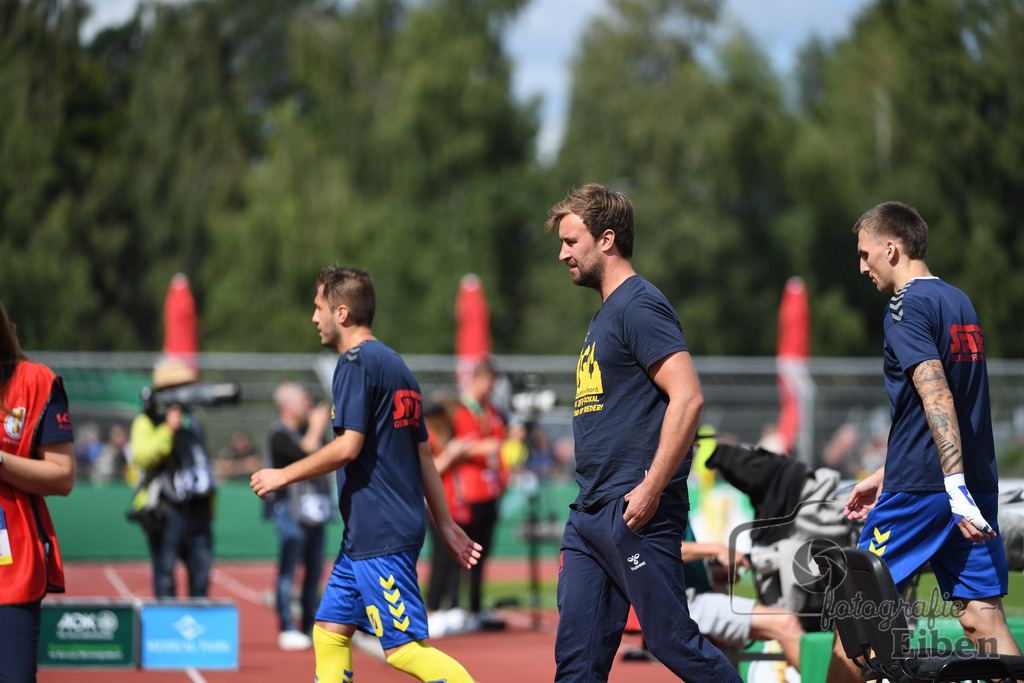 SV Atlas-Delmenhorst-Borussia Mönchengladbach | DFB-Pokal 1. Runde;SV Atlas Delmenhorst (gelb)-Borussia Mönchengladbach (schwarz) am 17.08.2025 in Oldenburg (Marschweg-Stadion), Photo: Philip Eiben 2025 - Realisiert mit Pictrs.com