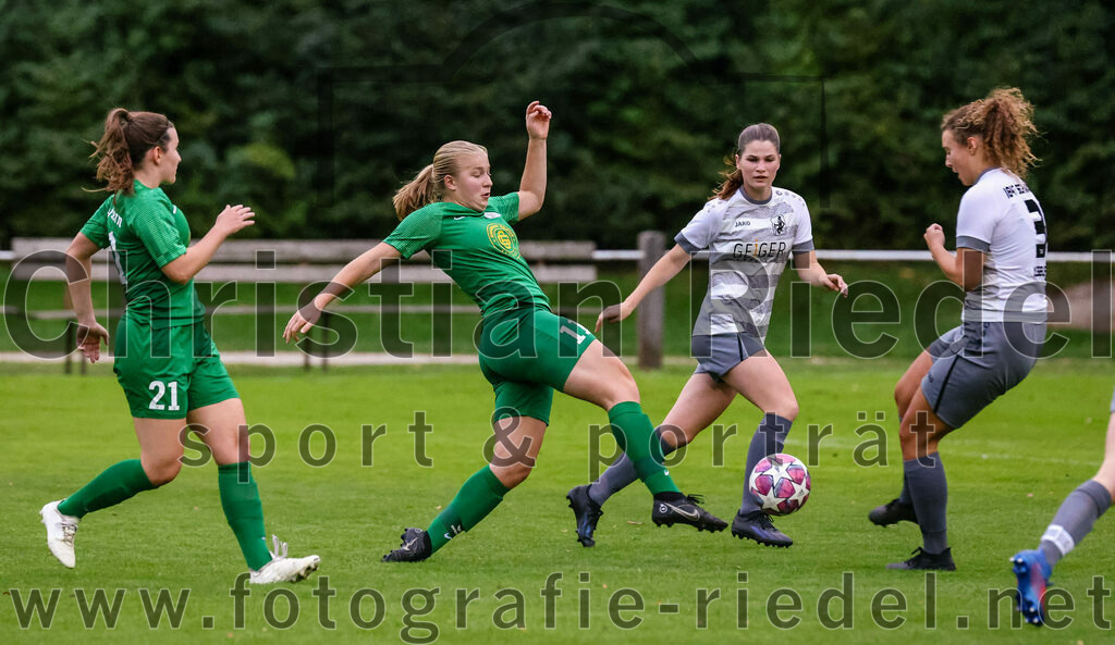 2023-10-07_065_FC_Forstern_gegen_TSV_Schwaben_Augsburg | Forstern, Deutschland, 07.10.2023:
Fußball, Frauen Bayernliga 2023 / 2024, 6. Spieltag, FC Forstern gegen TSV Schwaben Augsburg, Endergebnis: 1:6

Vanessa Meingaßner (FC Forstern, #21), Veronika Auer (FC Forstern, #11), Vivian Jakob (TSV Schwaben Augsburg, #3)

Foto: Christian Riedel / fotografie-riedel.net