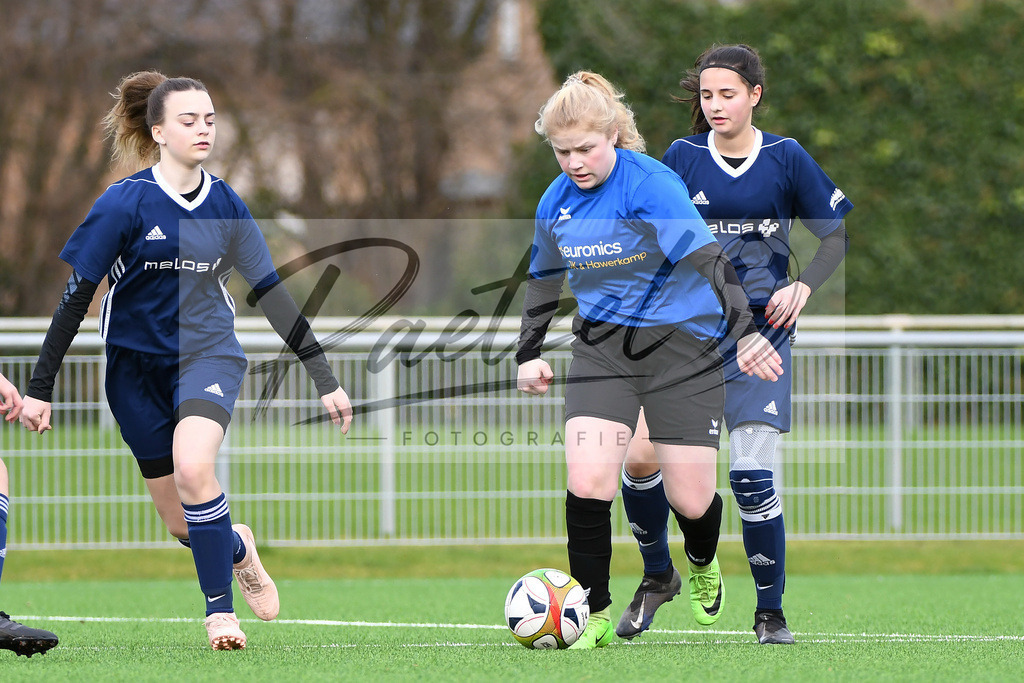 LENGRE20200229_0083 | Fussball, C-Juniorinnen:   bei dem Testspiel zwischen SC Preussen Lengerich und TSG 07 Burg Gretesch im Windmoeller &amp; Hoelscher Stadion am 29.02.2020 in Lengerich, Deutschland. - Realisiert mit Pictrs.com