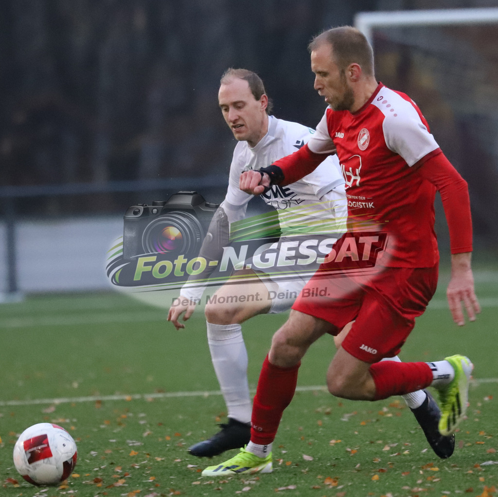 FC RW Kirchlengern - FC Lübbecke | Auf dem Bild zu sehen: rot FC RW Kirchlengern: Lennard Wüllner ; weiß FC Lübbecke: Sven RedetzkyFC RW Kirchlengern, FC Lübbecke, Saison 25/26, Landesliga, Kirchlengern, Deutschland - Realisiert mit Pictrs.com