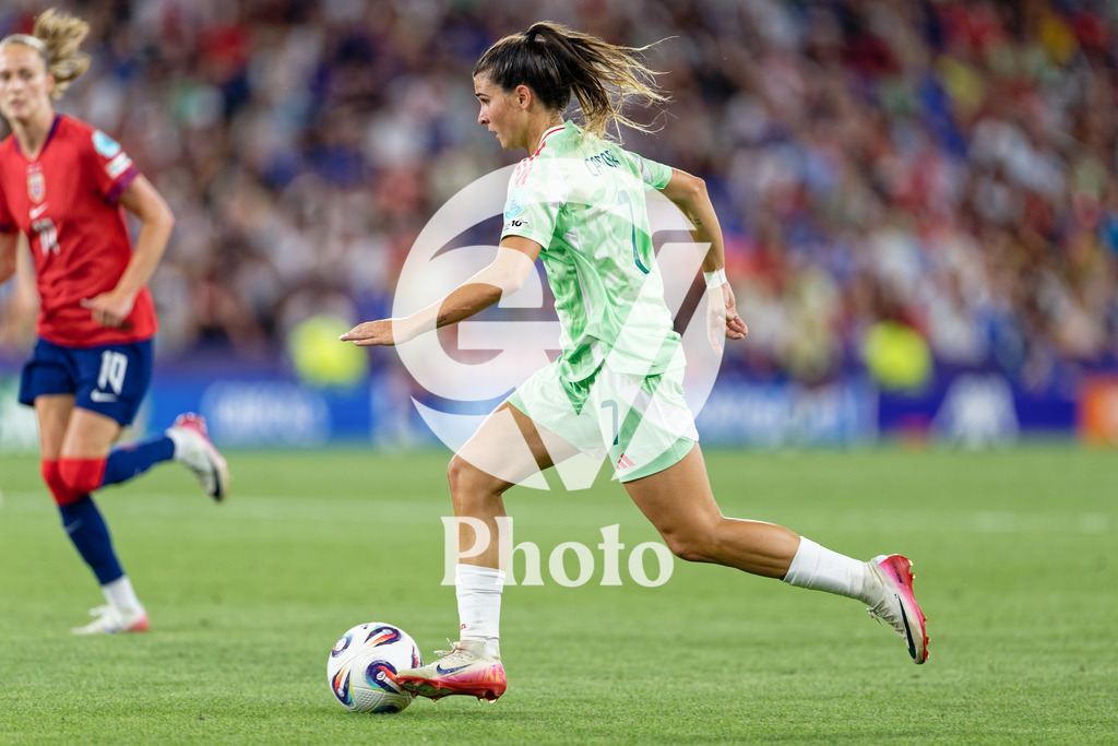 Norway v Italy - UEFA Women's EURO 2025 Quarter-Final | GENEVA, SWITZERLAND - JULY 16: Sofia Cantore of Italy controls the ball  during the UEFA Women's EURO 2025 Quarter-Final match between Norway and Italy at Stade de Geneve on July 16, 2025 in Geneva, Switzerland. (Photo by Giuseppe Velletri/Sports Press Photo/Getty Images)