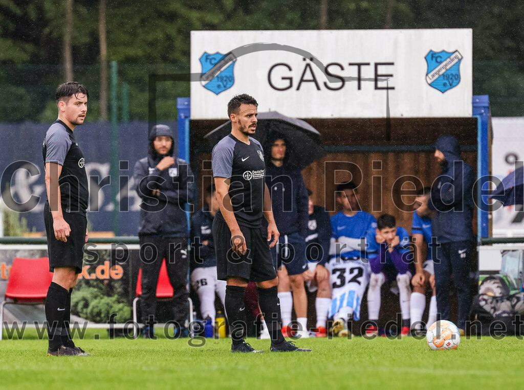 2023-08-05_065_FC_Langengeisling_gegen_SVN_Muenchen | Erding, Deutschland, 05.08.2023:
Fußball, Bezirksliga Oberbayern Ost 2023 / 2024, 2. Spieltag, FC Langengeisling gegen SVN München, Endergebnis: 1:3

Maximilian Maier (FC Langengeisling, #10), Maximilian Hintermaier (FC Langengeisling, #13)

Foto: Christian Riedel / fotografie-riedel.net