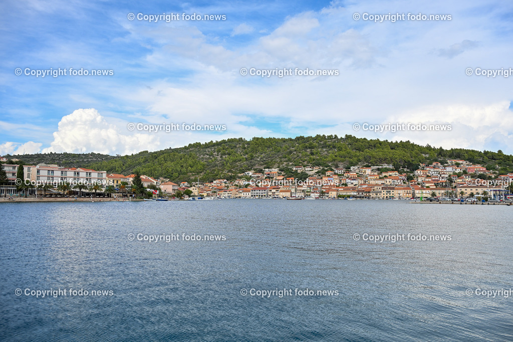 Kroatien_ Korcula_ Insel in Sueddalmatien_ Vela Luka_ 13.09.2024-2 | 13.09.2024, Kroatien, HRV, Korcula, Insel in Sueddalmatien, Vela Luka im Bild Hafen, Hafenansichten, Boot, Boote, Schiff, Schiffe, Gebauede, Adria, Meer, StadtansichtenVela Luka, woertlich Großer Hafen ist ein kroatischer Hafenort auf der Insel Korcula in der oestlichen Adria. Quelle: Wikipedia