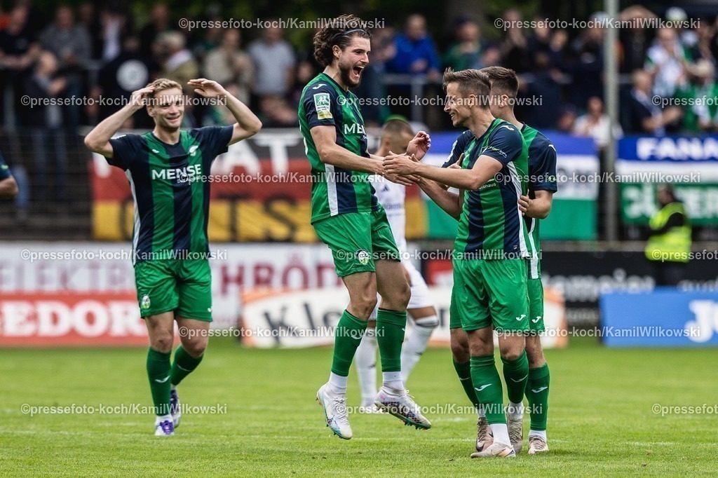 xkwi02082501072 | 02.08.2025, xkwix, Fußball, Regionalliga West, FC Gütersloh - 1. FC Bocholt, Ohlendorf Stadion im Heidewald: Torjubel nach dem Tor zum 4:1 durch Patrik Twardzik ( FC Gütersloh #18 ) mit Justus Henke ( FC Gütersloh #23 ) 