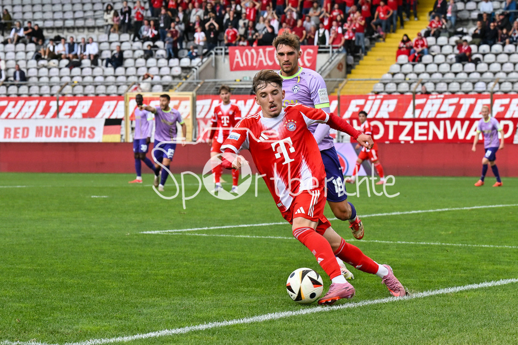 FC Bayern Amateure - FC Würzburger Kickers | im Duell Lennart KARL (FC Bayern München II #7) und Marius UHL (Würzburger Kickers 19) / Zweikampf / Regionalliga Bayern: FC Bayern Amateure - FC Würzburger Kickers; Grünwalder Stadion am 27.09.2025