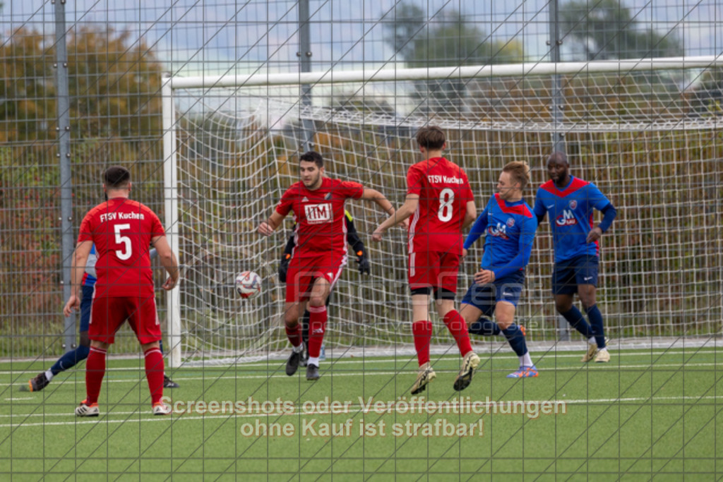 20251012_152421_0012 | #,SC Uhingen (blau) vs. FTSV Kuchen (rot), Fussball, Kreisliga A3 - Bezirk Neckar/Fils, 08. Spieltag, Saison 2025/2026, Kunstrasenplatz, Haldenberg Stadion, Panoramastraße,73066 Uhingen, 12.10.2025 - 15:00 Uhr,Foto: PhotoPeet-Sportfotografie/Peter Harich