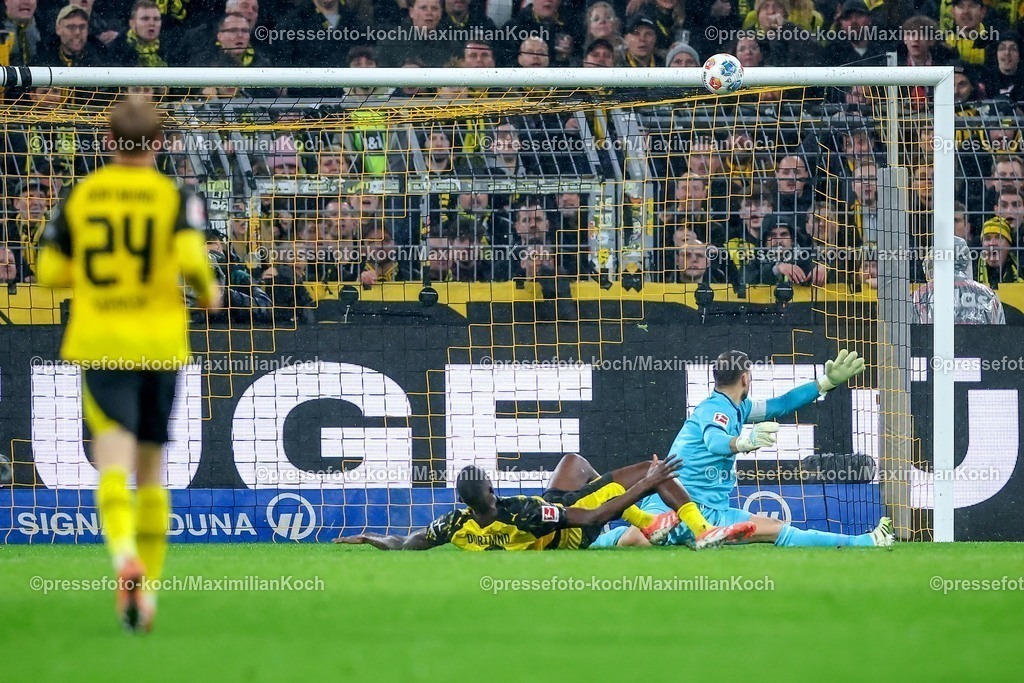 BVB07122501091 | 07.12.2025, Fußball, Borussia Dortmund - TSG 1899 Hoffenheimt, 1. Fußball Bundesliga, 13. Spieltag, Signal Iduna Park, Saison 2025 2026: Serhou Guirassy&nbsp;(BVB #09) setzt den Torschuss gegen Torwart Oliver Baumann&nbsp;(TSG Hoffenheim #01) an die Latte  DFB regulations prohibit any use of photographs as image sequences and or quasi-video.