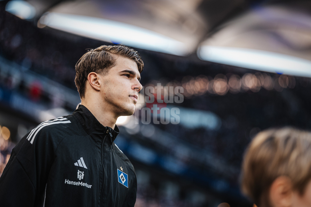 Fußball | Männer | Saison 2025/2026 | 1. Fußball-Bundesliga | 22. Spieltag | Hamburger SV vs. 1. FC Union Berlin | 14.02.2026 | Luka Vuskovic (#44, HSV) läuft in das Stadion ein