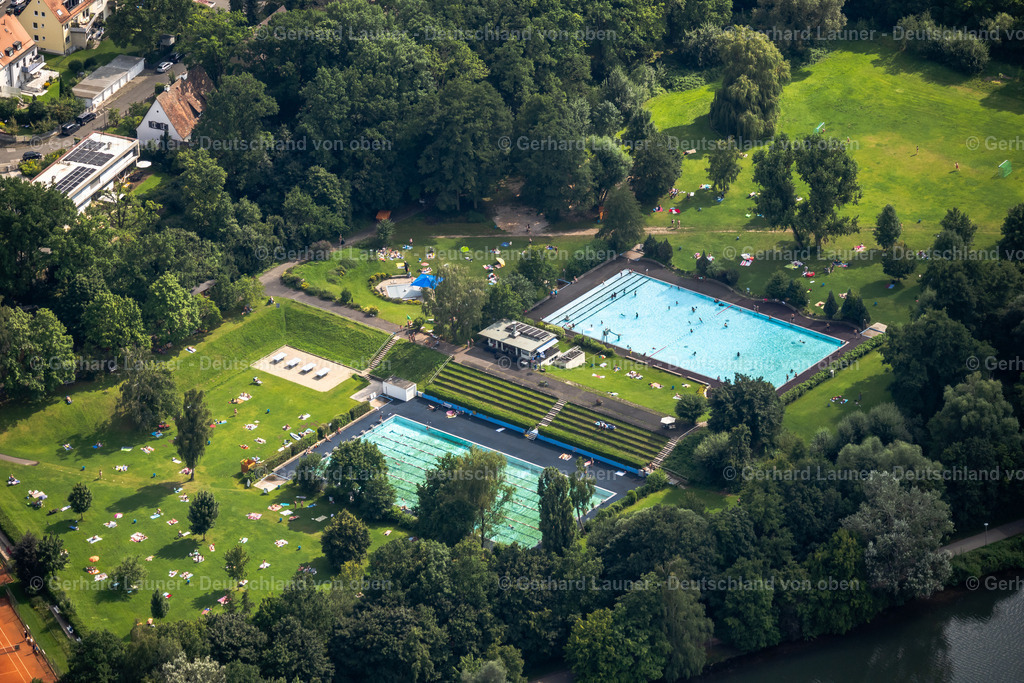 4047343 | NüRNBERG 21.08.2021 Badegäste auf den Liegewiesen am Schwimmbecken des Freibades SB Bayern 07 e.V. in Nürnberg im Bundesland Bayern, Deutschland. // Bathers on the lawn by the pool of the swimming pool SB Bayern 07 e.V. in Nuremberg in the state Bavaria, Germany. Foto: Gerhard Launer