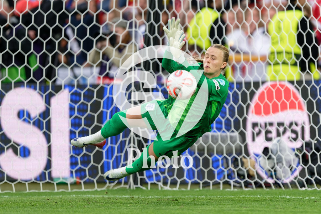 England v Spain - UEFA Women's EURO 2025 Final | BASEL, SWITZERLAND - JULY 27:  Hannah Hampton of England stops a  penalty during the UEFA Women's EURO 2025 Final match between England and Spain at St. Jakob-Park on July 27, 2025 in Basel, Switzerland. (Photo by Giuseppe Velletri/Sports Press Photo/Getty Images)