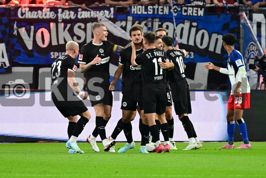 KBS Picture_HSV-FCStPauli_021 | St. Pauli Torjubel zum 1:0 v.l. Oppie Louis (St.Pauli) , Smith Eric (St.Pauli) , Sands James (St.Pauli) , Wahl Hauke (St.Pauli) , Torschuetze Dzwigata Adam (St.Pauli) , Pyrka Arkadiusz (St.Pauli) , Sinani Danel (St.Pauli) , Rossing-Lelesiit Alexander (HSV) ,Sportplatz :  Volksparkstadion,Hamburger Derby, - Realisiert mit Pictrs.com