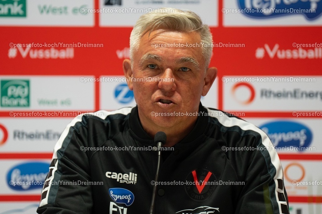 xydr05042501052 | 05.04.2025, xydrx, Fußball, Viktoria Köln - SpVgg Unterhaching , 3.Liga, Sportpark Höhenberg, Saison 2024 2025: Olaf Janßen (Cheftrainer Viktoria Köln) bei der Pressekonferenz nach dem Spiel DFB regulations prohibit any use of photographs as image sequences and or quasi-video.