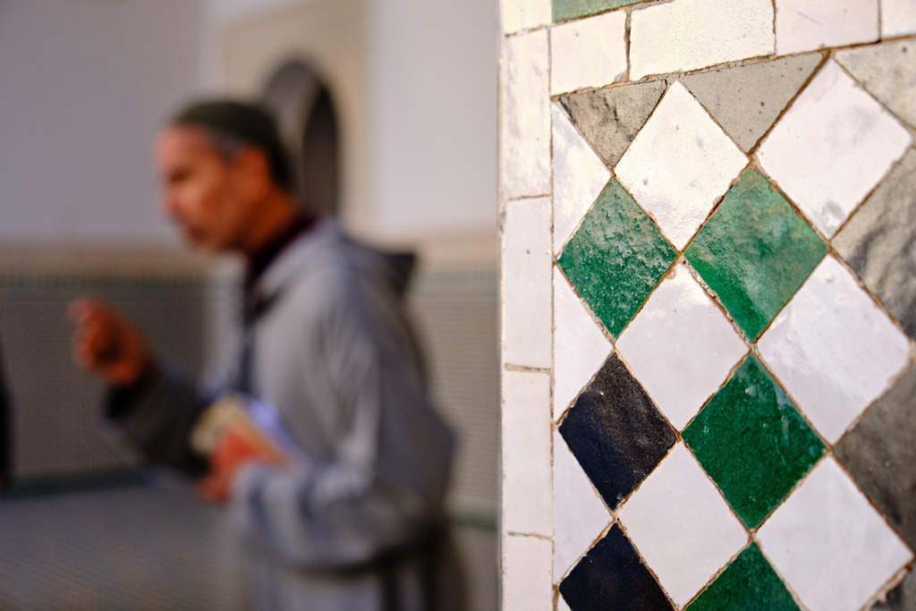 eine Zelig gefliste Wand mit einem Stadtführer im Hintergrund | Meknès, Marokko - November 10, 2024: eine Zelig gefliste Wand mit einem Stadtführer im Hintergrund. - Realisiert mit Pictrs.com