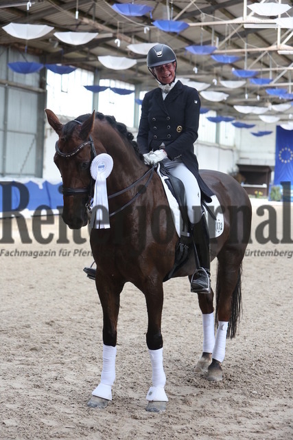 Pforzheim_2024_Prfg.Nr.01_Dressurprfg.Kl.S_GrandPrix_Siegerehrung_GrandPrix de Dressage_ (15) | Alle Fotos der Reiterjournal Fotografin Doris Matthaes im Reiterjournal Online-Fotoshop. - Realisiert mit Pictrs.com