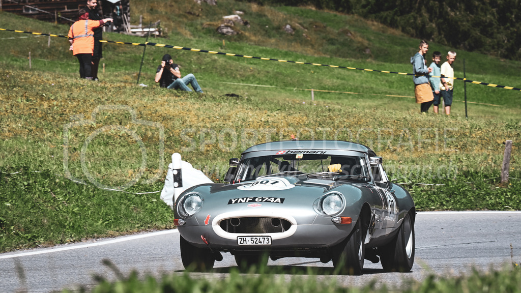 19. Arosa ClassicCar 2023 - 2. September 2023 | 19. Arosa ClassicCar 2023
Arosa, Schweiz
Kern Thomas aus Zumikon mit der Startnummer 507 in einem Jaguar E-type, Jahrgang 1963, in der Klasse Competition.
@arosaclassiccar, @arosa.official, #arosaclassiccar, #arosa, #76curves, #classiccar
Bild: Sportfotografie Markus Aeschimann | www.markus-aeschimann.ch - Realisiert mit Pictrs.com