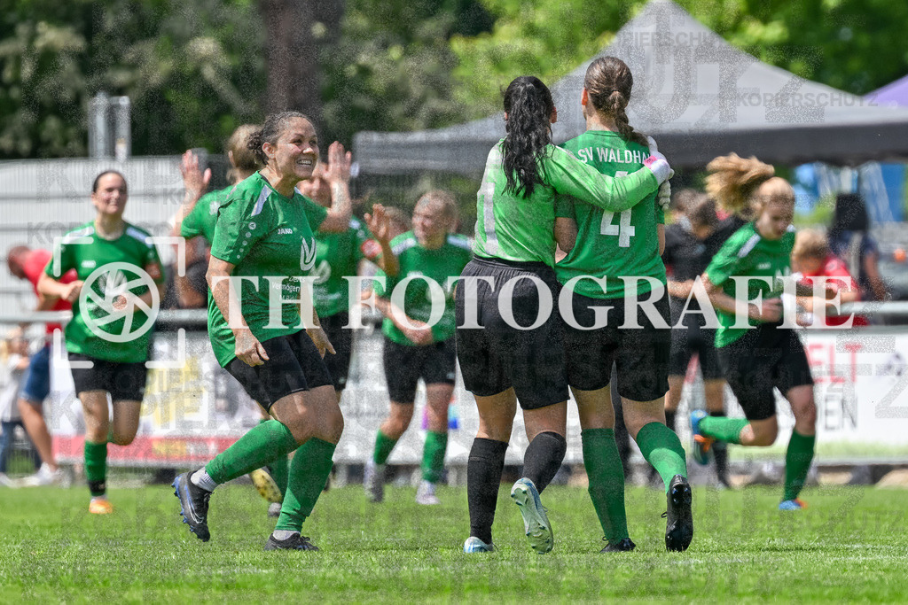 GER, FC Hauingen - SV Waldhaus, Frauen-Fussball, Rothaus Bezirkpokal, Finale, Saison 2024/2025, 29.05.2025 | Fabiane Priscila Leite de Souza (SV Waldhaus, #12), Anna Stowasser (SV Waldhaus, #01), Anna-Maria Cigolla (SV Waldhaus, #04)GER, FC Hauingen - SV Waldhaus, Frauen-Fussball, Rothaus Bezirkpokal, Finale, Saison 2024/2025, 29.05.2025Foto: TH Fotografie/Thomas Hess