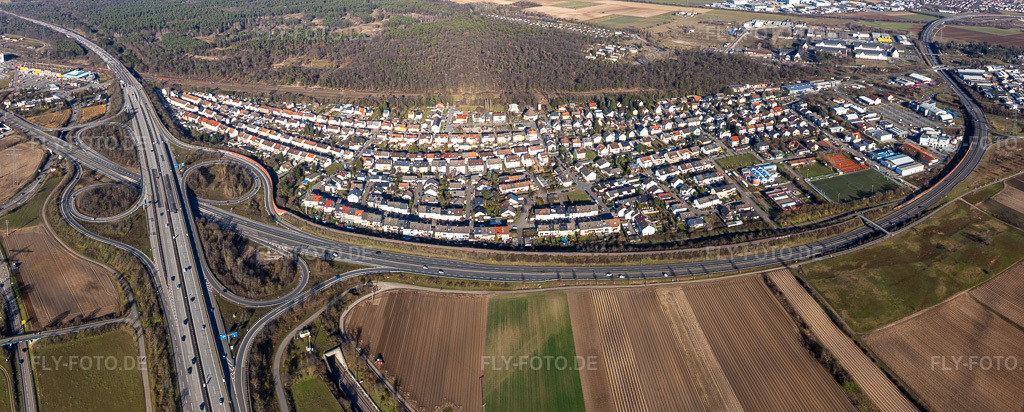 Luftbild: Siedlungsgebiet und Infrastruktur im Ortsteil Hirschacker in Schwetzingen im Bundesland Baden-Württemberg in Deutschland. Foto: IMG_125494-Pano.jpg vom 21.02.2021 durch Werner Riehm/FLY-FOTO.deAuflösung des Originals: 8562 x 3446 px
