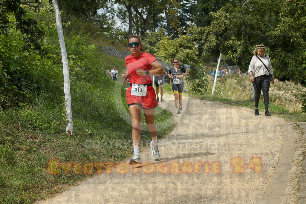250824_1343_EX1_3359 | Sportfotografie im Rhein-Sieg Kreis, Köln, Bonn, NRW, Rheinland Pfalz, Hessen, etc. Unser Tätigkeitsfeld umfasst den Laufsport vom Volkslauf über den Marathon, Duathlon, Triathon bis zum Ultralauf wie Kölnpfad Ultra oder Schindertrail.