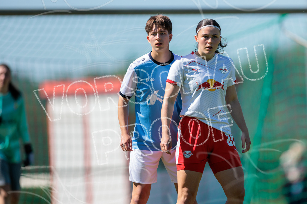 Gipfeltreffen der Frauen: Finale um den Sachsenlotto Landespokal 2026 | Am 1. Mai 2026 trafen im Endspiel des Sachsenlotto Landespokals die Frauen des Chemnitzer FC und die zweite Mannschaft von RasenBallsport Leipzig aufeinander. Vor stimmungsvoller Kulisse kämpften beide Teams ab 15:00 Uhr um die begehrte Trophäe des sächsischen Fußballs. Diese Galerie zeigt die Highlights, packende Zweikämpfe und die emotionalsten Momente des Finaltags. - Realisiert mit Pictrs.com