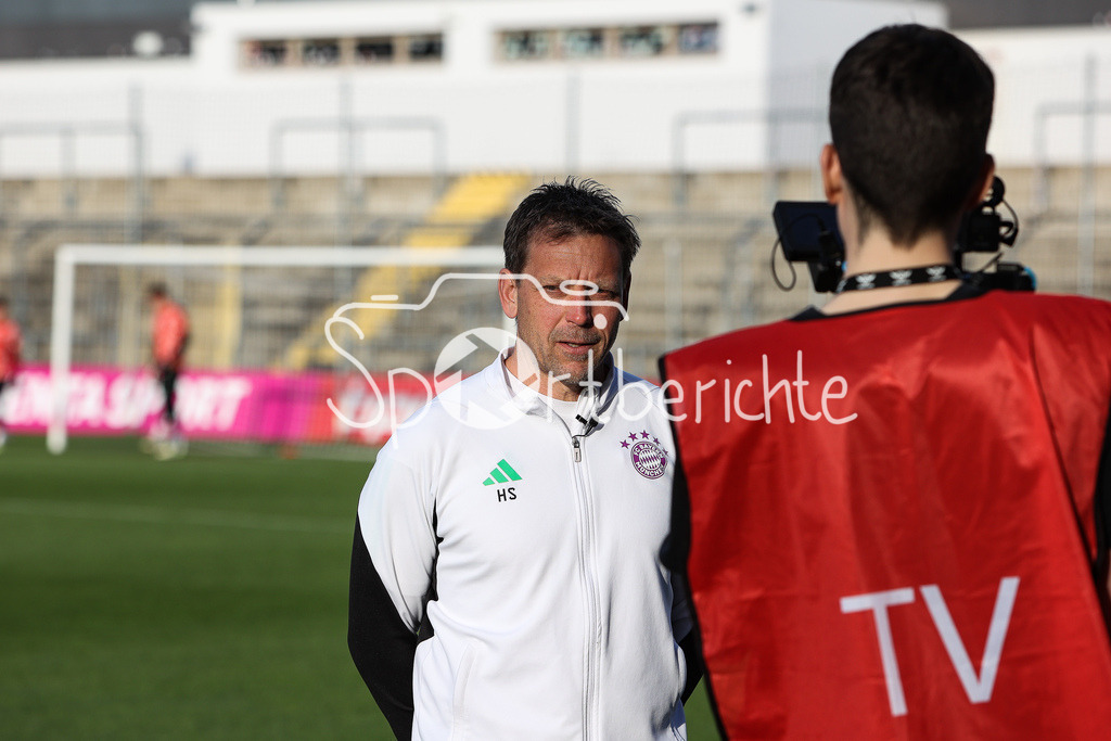 FC Bayern Amateure - TSV Aubstadt | Amateure Trainer Holger SEITZ vor der Partie beim Interview / Freisteller / Einzelfoto