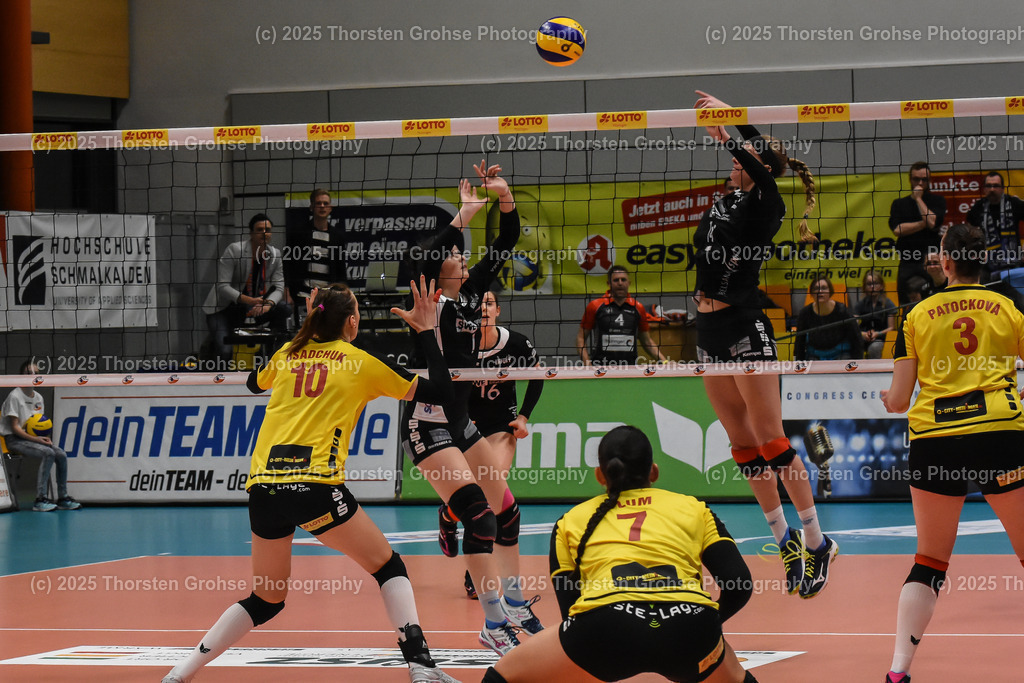 VBL VFB Suhl vs. SCHWARZ-WEISS Erfurt | (VFB Suhl) in Gelb, (Schwarz-Weiss Erfurt) in Schwarz; VBL VFB Suhl vs. SCHWARZ-WEISS Erfurt, Volleyball-Bundesliga Frauen am 17.02.2018 in der Multihalle in Meiningen, (Deutschland) - Realisiert mit Pictrs.com