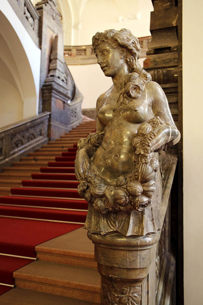 Bildlexikon Leipzig - Neues Rathaus - Plastik am Haupttreppenhaus | Das Team hinter BILDLEXIKON LEIPZIG bündelt historische wie aktuelle Informationen über die Stadt Leipzig in Text und Bild auf einer Plattform und stellt diese der interessierten Öffentlichkeit zur Verfügung.