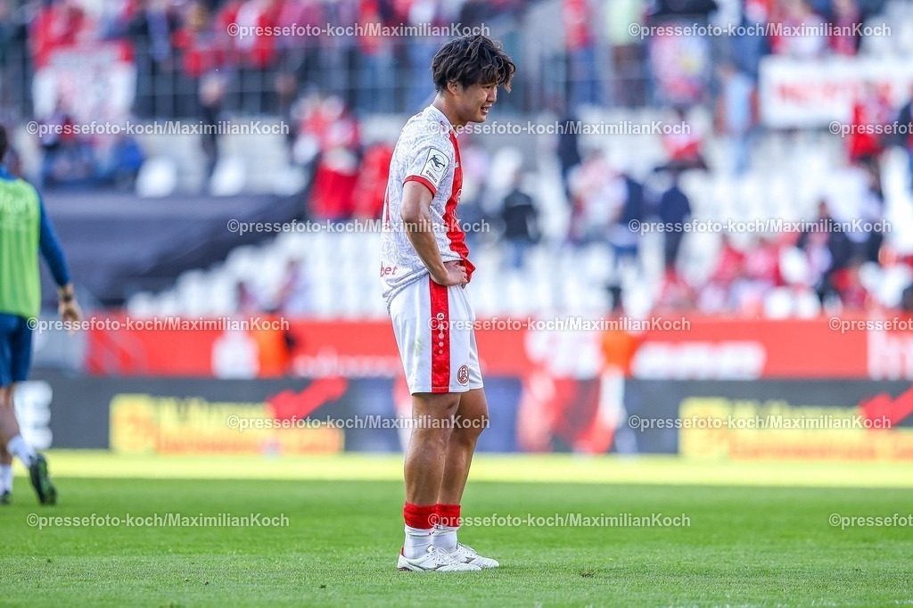 xKWIx26042601061 | 2026.04.26, xkwix, Fußball, 3.Liga, Rot-Weiss Essen - 1. FC Saarbrücken, Stadion an der Hafenstraße, 35.Spieltag, Saison 2025 / 2026: Kaito Mizuta (Rot-Weiss Essen #24) enttaeuscht alleine auf dem Platz DFB regulations prohibit any use of photographs as image sequences and or quasi-video. Photo: xKamilxWilkowskixPressefotoKochx