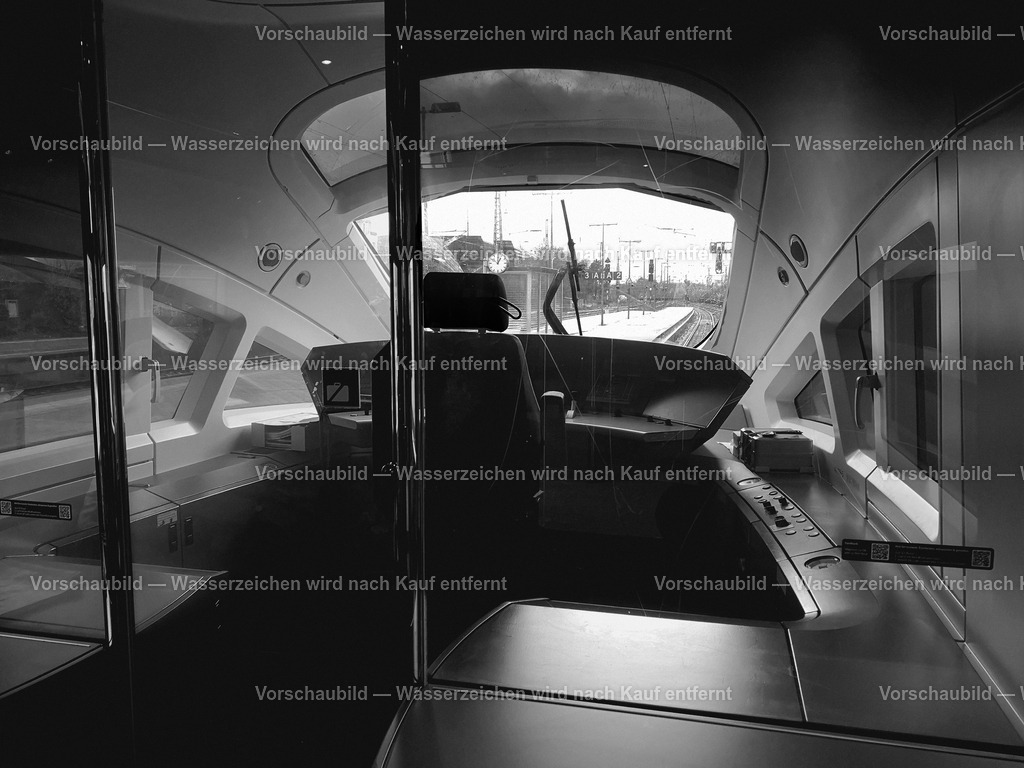 ICE Führerstand | online Fotogalerie mit schwarz-weiß Fotografien und Shop für zeitlose  Poster und Leinwände in stilvollem schwarz weiß  - Realisiert mit Pictrs.com