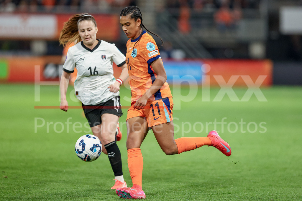 Fussball, UEFA Women s Nations League, Deutschland - Österreich | v.li.: Annabel Schasching (Österreich, 16) und Esmee Brugts (Niederlande, 11) im Zweikampf, Duell, Dynamik, Aktion, Action, Spielszene
