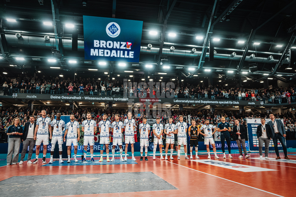 Volleyball | Herren | Saison 2024/2025 | 1. Volleyball Bundesliga Männer | Halbfinale | SVG Lüneburg vs. VfB Friedrichshafen | 19.04.2025 | Friedrichshafen bekommt die Bronzemedaille überreicht Teamfoto