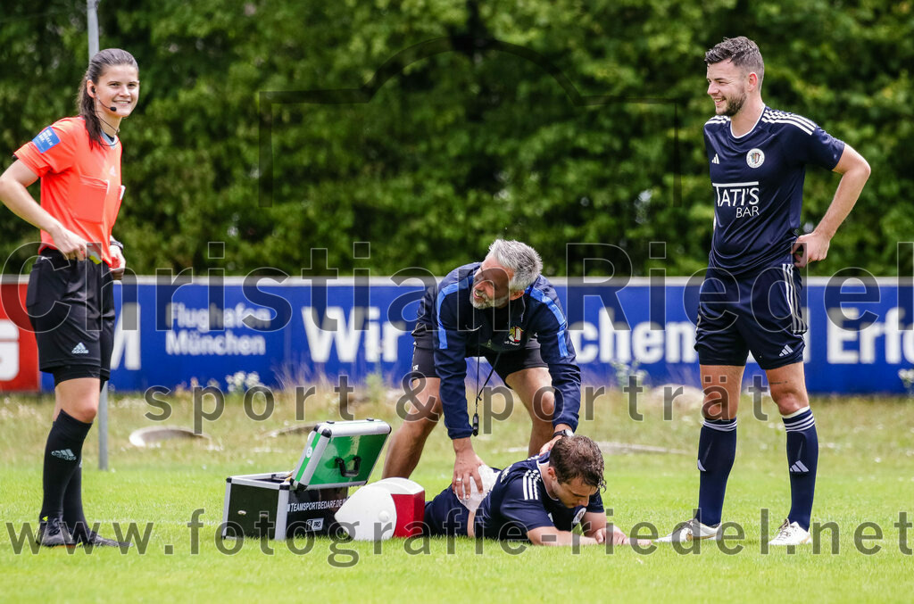 2023-07-29_104_FC_Moosinning_gegen_TuS_Raubling | Moosinning, Deutschland, 29.07.2023:
Fußball, Bezirksliga Oberbayern Ost 2023 / 2024, 1. Spieltag, FC Moosinning gegen TuS Raubling, Endergebnis: 0:7

Schiedsrichter Ariane Fichtl, Trainer Hannes Jenewein (TuS Raubling), Bastian Unsin (TuS Raubling, #27), Thomas Arnold (TuS Raubling, #17)

Foto: Christian Riedel / fotografie-riedel.net