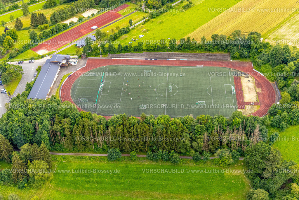BadBerleburg240710087 | Luftbild, Fußballstadion Leichtathletikstadion Auf dem Stöppel, Sportplatz Bad Berleburg, Jugenspieler auf dem Feld, Bad Berleburg, Wittgensteiner Land, Nordrhein-Westfalen, Deutschland