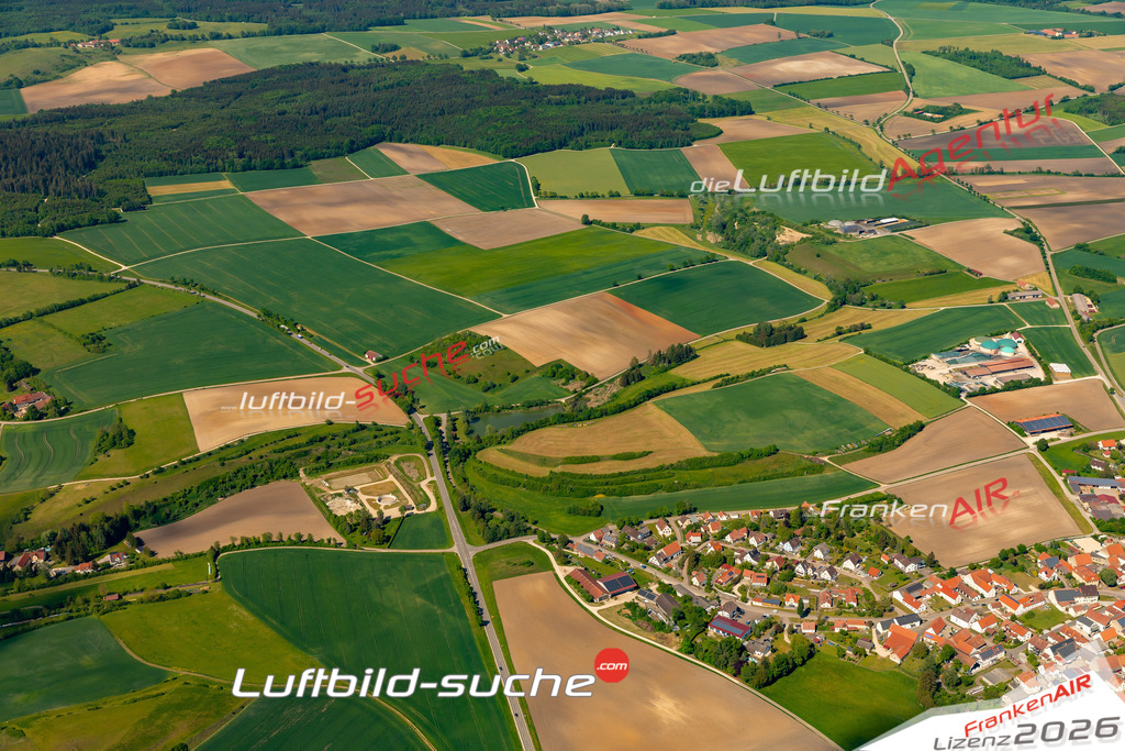 Das Luftbild zeigt :  Fünfstetten - Die Luftaufnahme wurde 2024 vom UL-Flugzeug aus erstellt ( keine Drohne ) - Hochauflösende Luftaufnahme - Für grossformatige Ausdrucke geeignet. Die Geschenkidee !Mit Lizenz und Bildrechte bestellbar