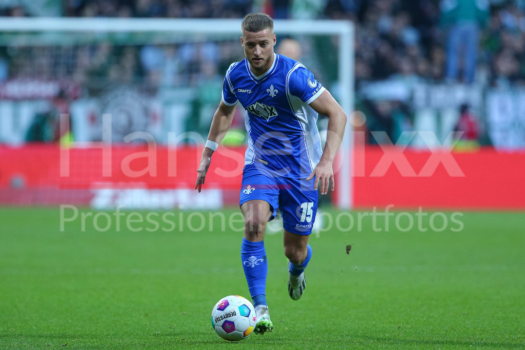 Fussball, Bundesliga, SV Werder Bremen - SV Darmstadt 98 | v.li.: Fabian Nürnberger (SV Darmstadt 98, 15) am Ball, Einzelbild, Ganzkörper, Aktion, Action, Spielszene, DIE DFL-RICHTLINIEN UNTERSAGEN JEGLICHE NUTZUNG VON FOTOS ALS SEQUENZBILDER UND/ODER VIDEOÄHNLICHE FOTOSTRECKEN. DFL REGULATIONS PROHIBIT ANY USE OF PHOTOGRAPHS AS IMAGE SEQUENCES AND/OR QUASI-VIDEO.