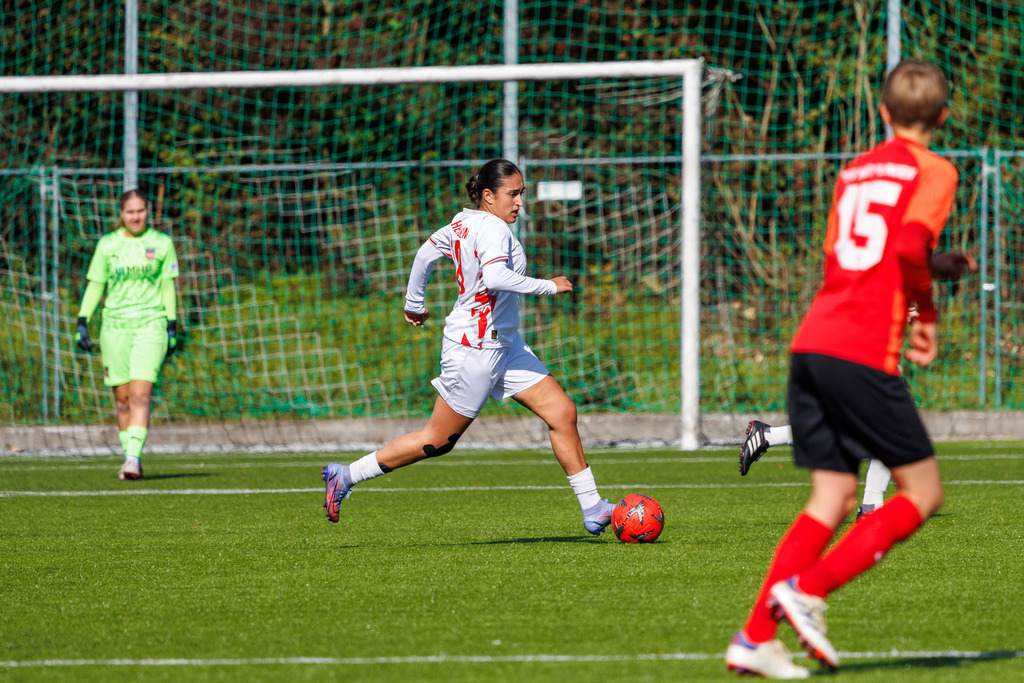 FCHHÜT_251003_4155 | 1.FC Heidenheim 1846 II vs. TSV Hüttlingen, Fußball, Frauen, Bezirkspokal, 2025/2026, 1.Runde, 03.10.2025 in Mergelstetten, Sportplatz 2(Foto: Michael Bulling) - Realisiert mit Pictrs.com