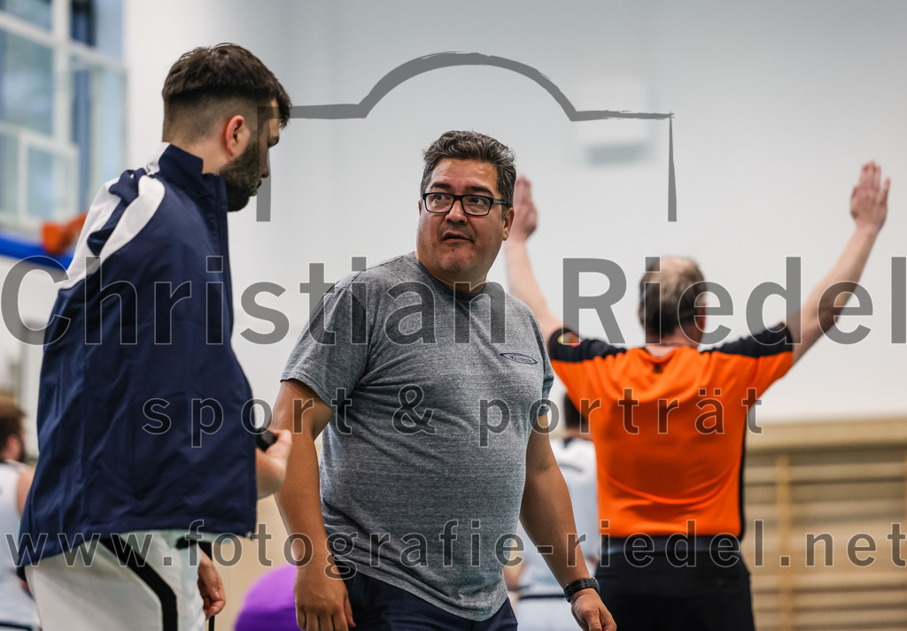 2022-05-01_039_TSV_Vaterstetten_gegen_DJK_Traunstein | Vaterstetten, Deutschland, 01.05.2022:
Basketball, Aufstiegsrunde zur Bayernliga 2021 / 2022, 5. Spieltag, TSV Vaterstetten gegen DJK Traunstein, Endergebnis: 87:79

Christian Balszuweit (TSV Vaterstetten, #2), Trainer Daniel Paz (TSV Vaterstetten)

Foto: Christian Riedel / fotografie-riedel.net