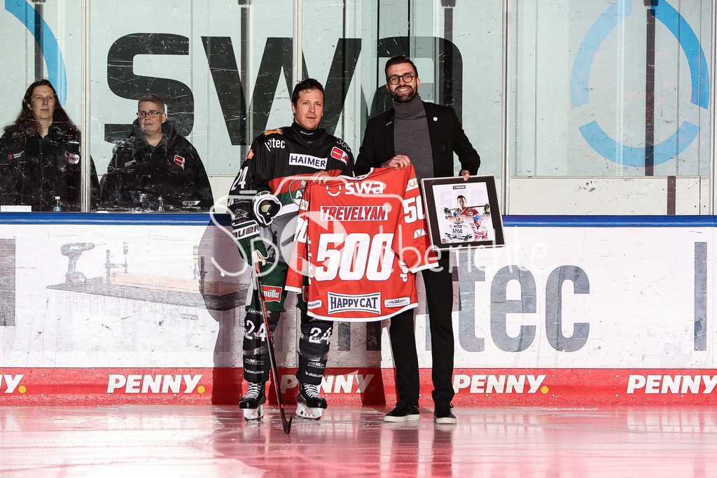 Augsburger Panther - EHC RB München | vor dem Spiel wurde Thomas Jordan TREVELYAN (AEV #24) fuer 500 Spiele im Trikot der Panther geehrt / Max Horber / Legende /