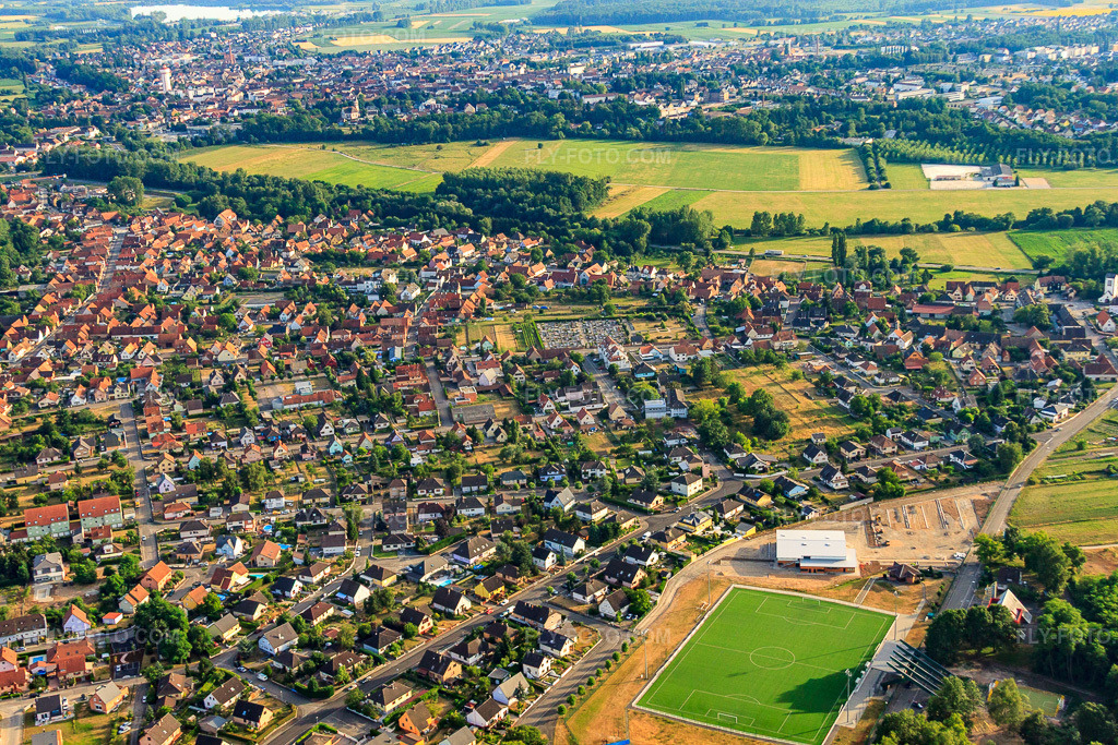 Aerial view: View of the town from the north in Oberhoffen-sur-Moder in the state Bas-Rhin, France. – Photo: IMG_30454.jpg taken on 07/09/2010 by Werner Riehm/FLY-FOTO.com – Resolution of the original: 4752 x 3168 px