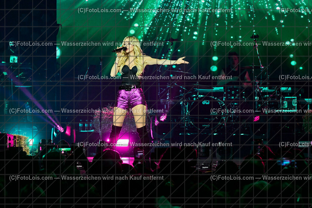 ALP2633_BergBauernTour-Konzert_Naschenweng Melissa | (C)FotoLois.com, Alois Spandl, BergBauernTour 2023 - Melissa Naschenweng, Tourstop in Wieselburg, Konzert im NV-Forum Wieselburg, Sa 8. April 2023.