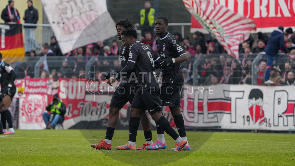Fußball, Herren, Saison 2025/2026, Regionalliga Nordost, 18. Spieltag, FSV 63 Luckenwalde vs. FC Rot-Weiß Erfurt, Samstag 06.12.2025, Werner-Seelenbinder-Stadion Luckenwalde, | Fußball, Herren, Saison 2025/2026, Regionalliga Nordost, 18. Spieltag, FSV 63 Luckenwalde vs. FC Rot-Weiß Erfurt, Samstag 06.12.2025, Werner-Seelenbinder-Stadion Luckenwalde, Im Bild: Jubel beim FC Rot-Weiß Erfurt nach dem Führungstreffer. - Realisiert mit Pictrs.com
